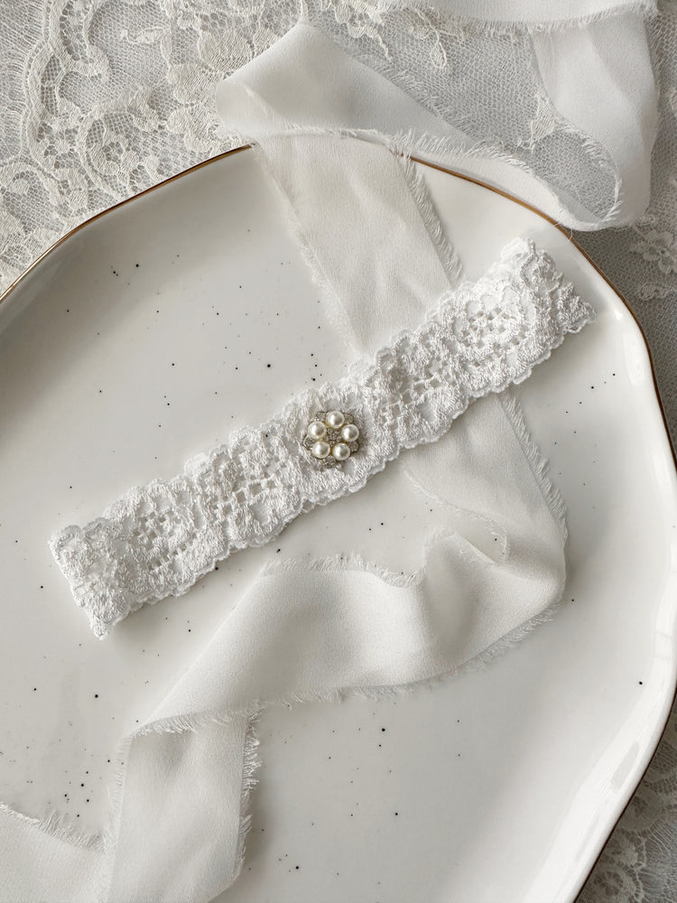 NEVA | Single pure white lace wedding garter
