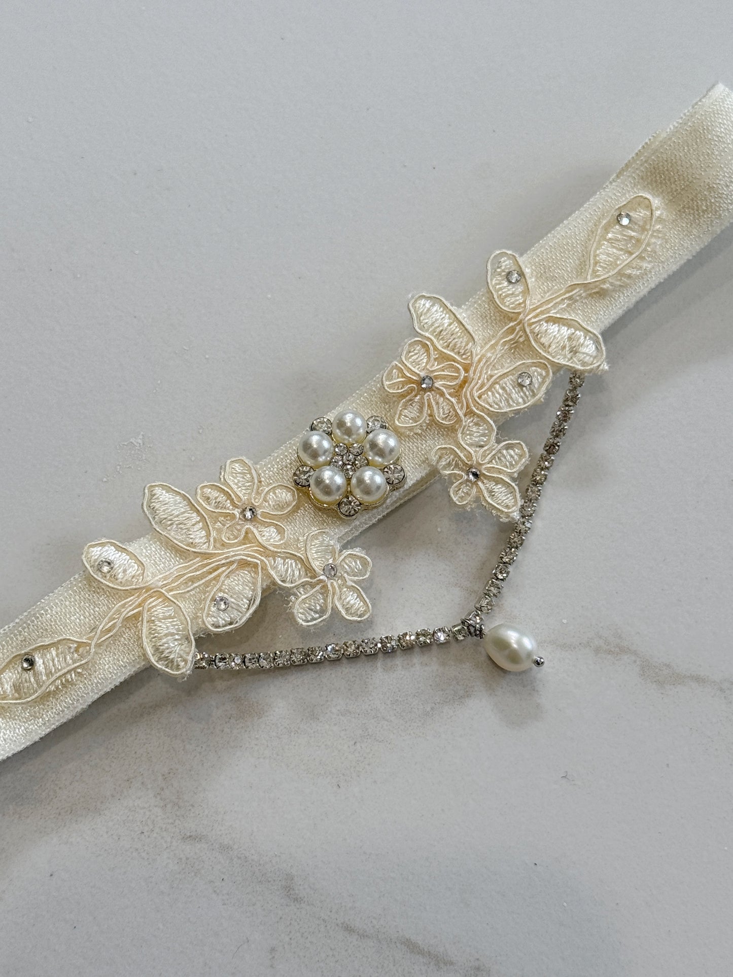 BELLA | Wedding Garter Set with Crystals and Pearls - White Wedding Garters, Bridal Accessories shenoblesse BELLA | Wedding Garter Set with Crystals and Pearls - White Wedding Garters, Bridal Accessories shenoblesse