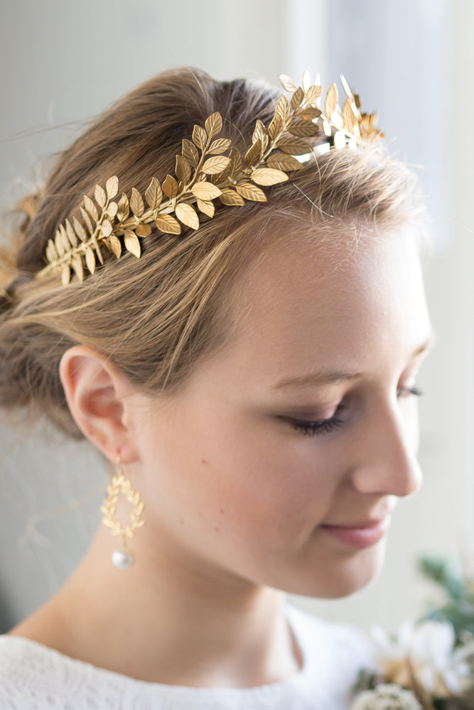 
            
                Charger l&amp;#39;image dans la galerie, Wedding laurel leaf crown in gold for a grecian or bohemian look
            
        