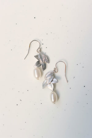 
            
                Charger l&amp;#39;image dans la galerie, GAELA | Silver leaf wedding drop earrings with natural freshwater pearls
            
        