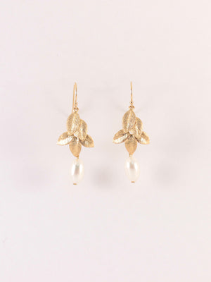 
            
                Charger l&amp;#39;image dans la galerie, GAELA | Silver leaf wedding drop earrings with natural freshwater pearls
            
        