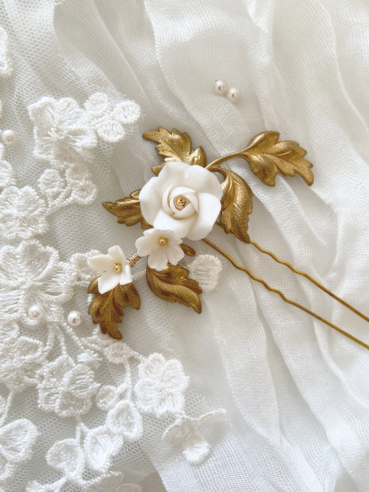 
            
                Charger l&amp;#39;image dans la galerie, MIRABELLE | Gold floral bridal hair pin for side swept hairstyle
            
        