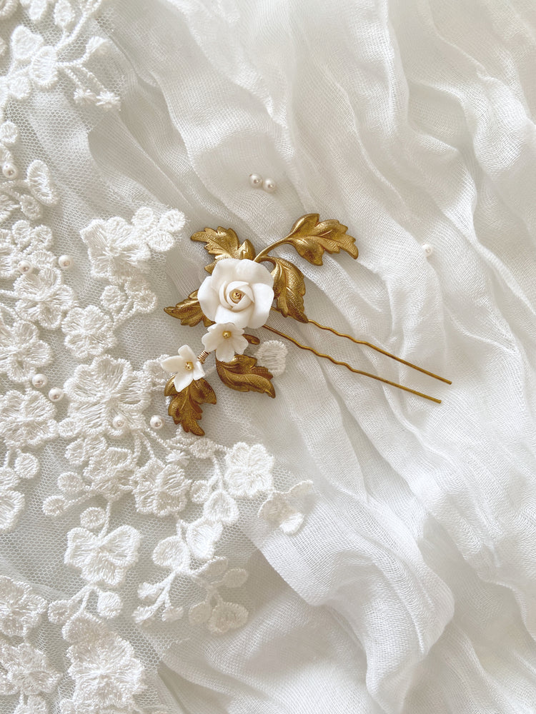 
            
                Charger l&amp;#39;image dans la galerie, MIRABELLE | Gold floral bridal hair pin for side swept hairstyle
            
        