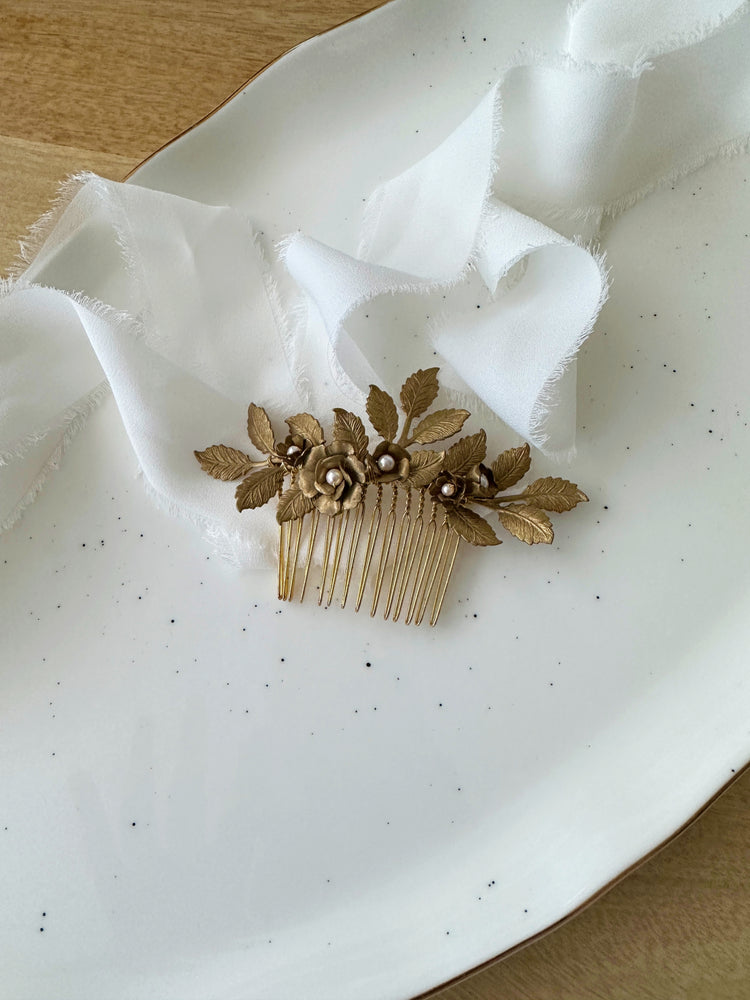 
            
                Charger l&amp;#39;image dans la galerie, ROSERAIE | Gold Leaf Wedding Comb with Flower Buds and Pearls
            
        