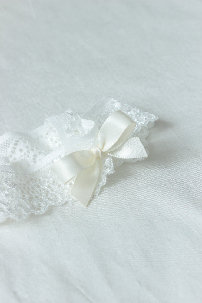 
            
                Load image into Gallery viewer, simple garter,dainty garter,lace garter set,off white lace garter,white garter,ivory garter,wedding garter and bridal accessories australia,bridal lingerie,cheap garter set,bridal boudoir shoot,bridal lingerie,wedding lace,bow lace garter,wedding accessories,floral garter
            
        