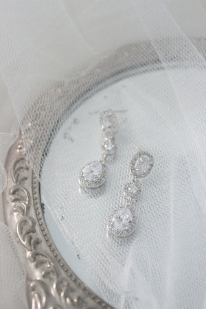 
            
                Charger l&amp;#39;image dans la galerie, silver crystal long drop bridal earrings on tulle and vintage hand mirror
            
        