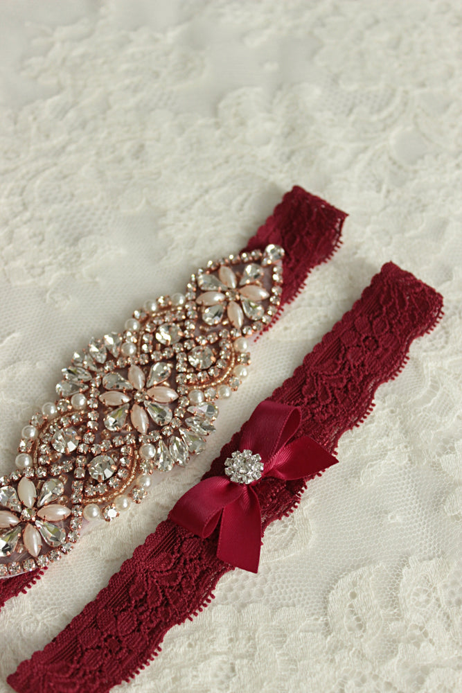 
            
                Charger l&amp;#39;image dans la galerie, Burgundy Rose Gold Wedding Garter Set with Rose Gold Details, Crystals and Pearls
            
        