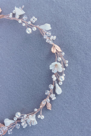 
            
                Charger l&amp;#39;image dans la galerie, Rose gold wedding crown with flowers pearls and crystals.
            
        