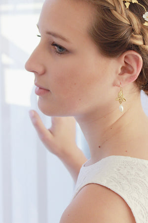
            
                Load image into Gallery viewer, GAELA | Silver leaf wedding drop earrings with natural freshwater pearls
            
        