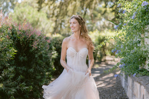 
            
                Charger l&amp;#39;image dans la galerie, Bride wearing a wedding tiara and drop floral earrings with a  strapless wedding gown
            
        