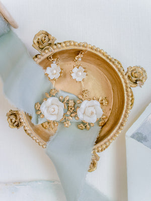 
            
                Charger l&amp;#39;image dans la galerie, baroque style dolce and gabbana floral gold statement bridal earrings in a gold vintage jewellery trinket box
            
        