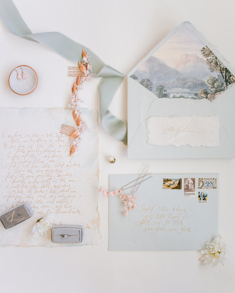 
            
                Charger l&amp;#39;image dans la galerie, Flatlay with wedding details with stationery and rose gold hair piece and jewellery
            
        