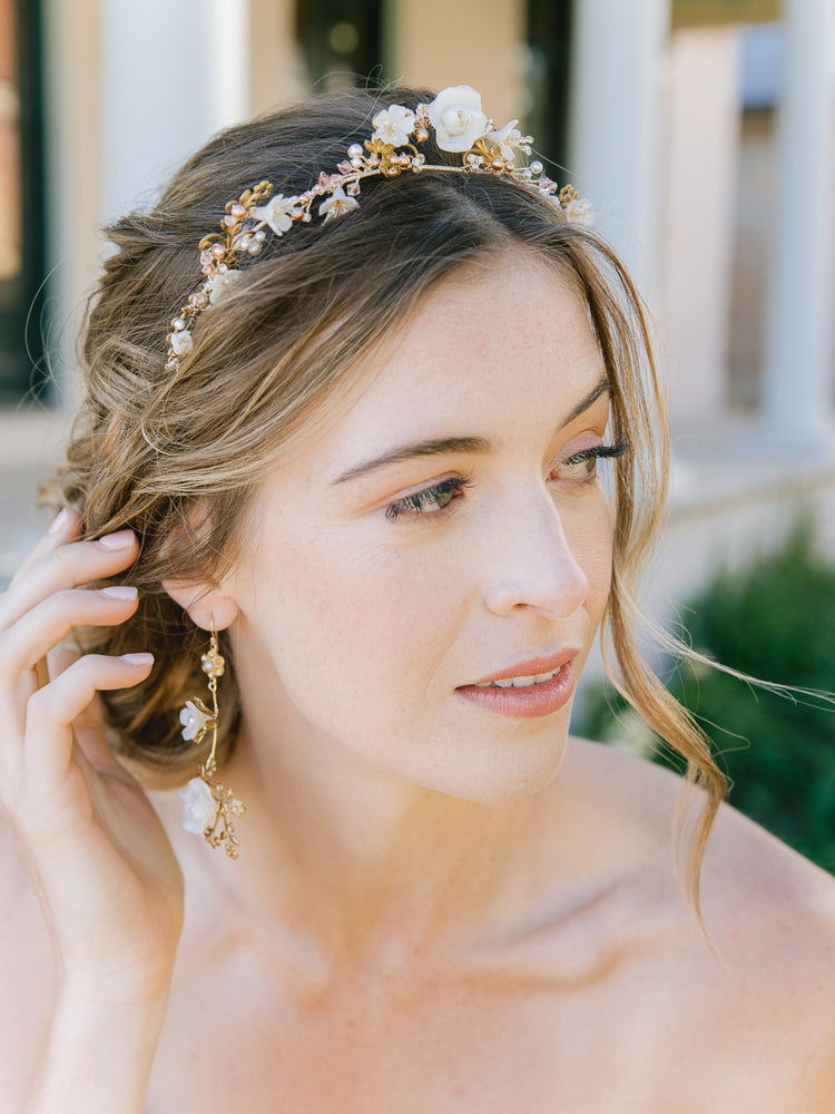 
            
                Charger l&amp;#39;image dans la galerie, bride wearing a floral wedding crown with blush pearls with an updo and floral gold drop earrings
            
        