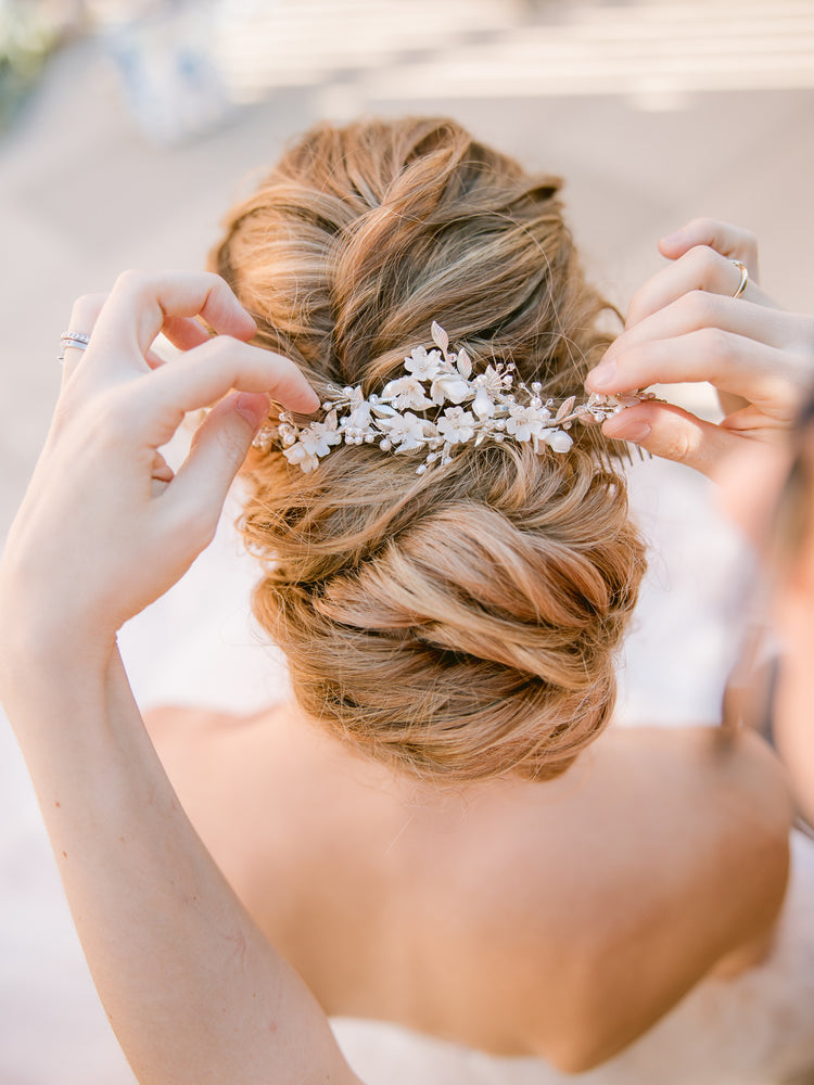 
            
                Charger l&amp;#39;image dans la galerie, How to place a bridal hair comb in updo
            
        