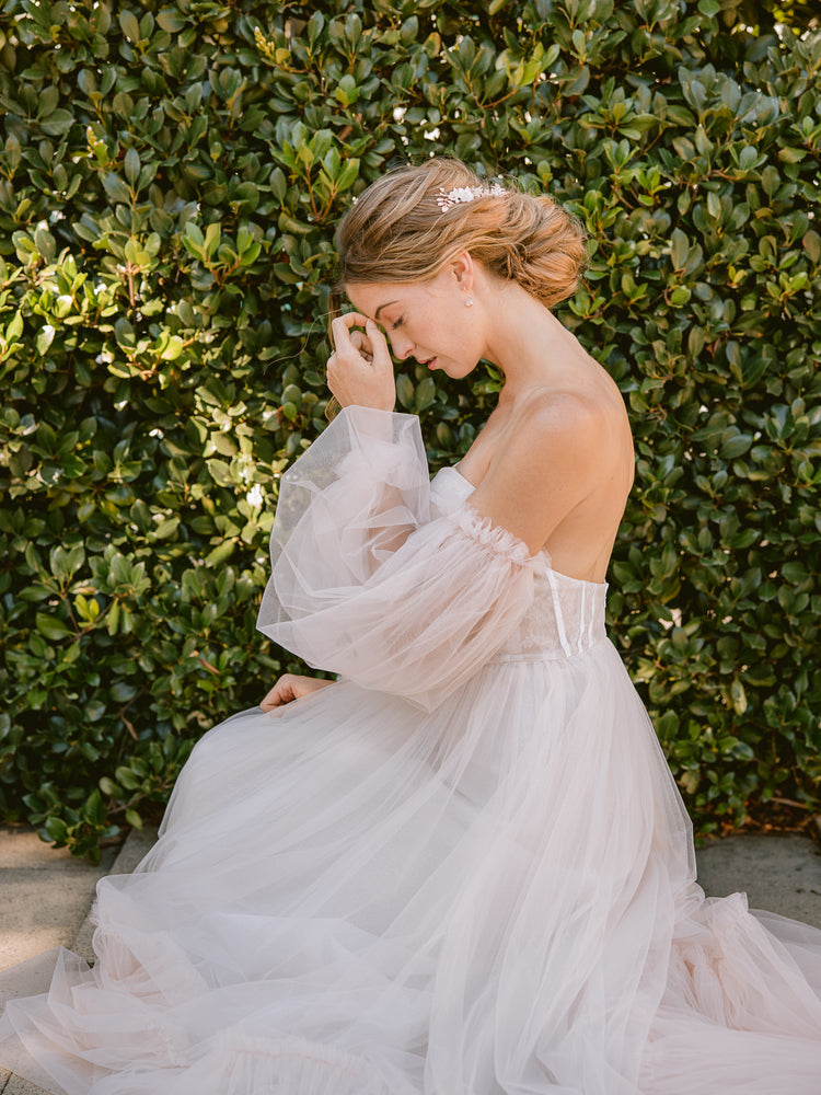 
            
                Charger l&amp;#39;image dans la galerie, Bride wearing a romantic sleeved blush tulle wedding gown and rose gold hair accessories and jewellery with crystals and pearls
            
        