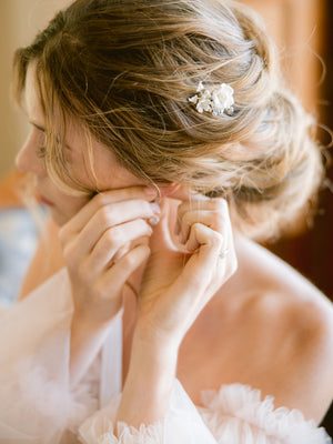 
            
                Charger l&amp;#39;image dans la galerie, Bride putting on earrings and wedding hair comb when getting ready
            
        