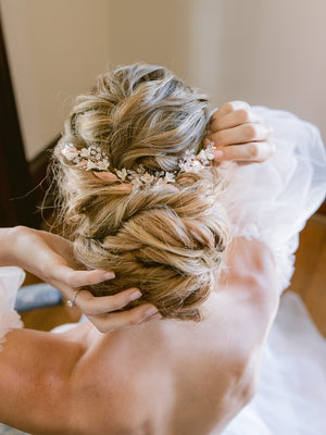 
            
                Charger l&amp;#39;image dans la galerie, Bride putting on her wedding hair piece in her bridal updo, very romantic.
            
        