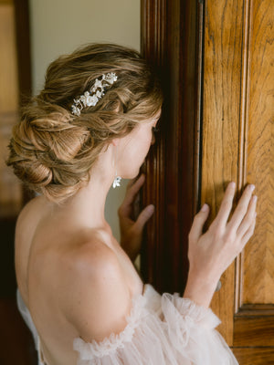 
            
                Charger l&amp;#39;image dans la galerie, Bride wearing updo with silver bridal hair comb with roses, flowers, and blue pearls and crystals as something blue
            
        